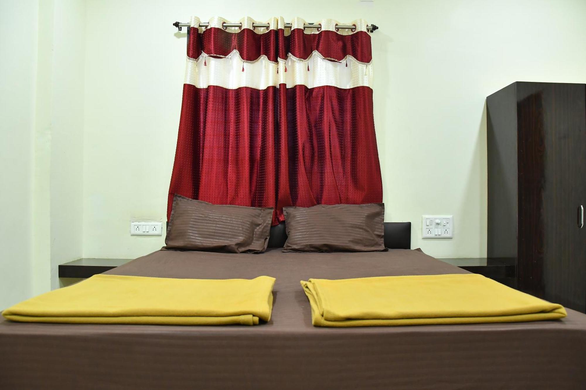 Hotel Kalika Residency Akalkot Екстериор снимка